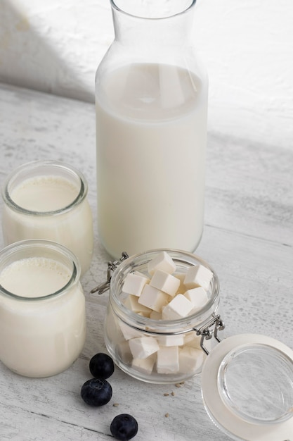 Productos lácteos deliciosos de alto ángulo