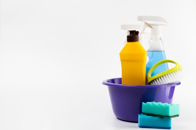 Productos de limpieza en lavabo con esponjas azules