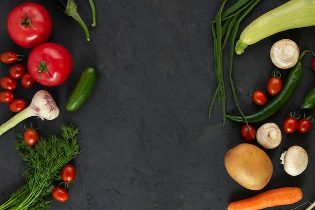 Productos maduros coloreados con vitaminas ricas en ensalada de verduras en el piso oscuro