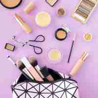 Foto gratuita productos de maquillaje en bolsa