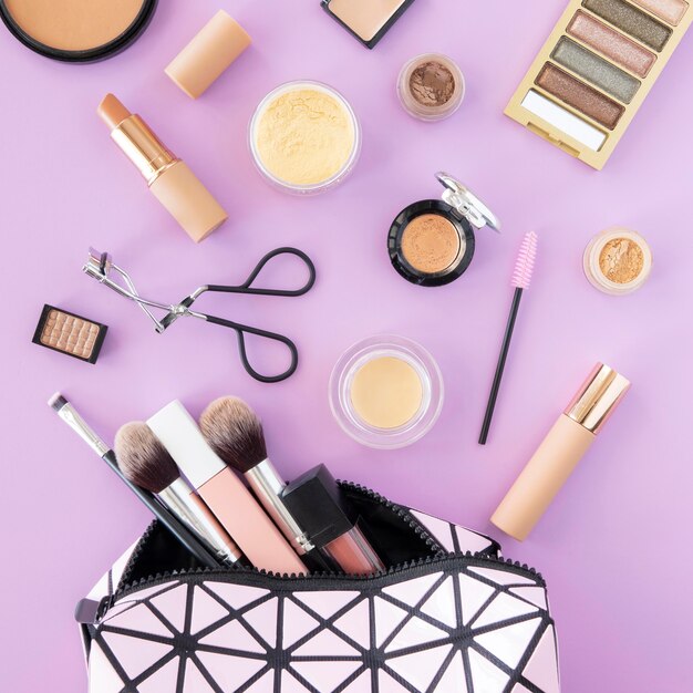 Productos de maquillaje en bolsa