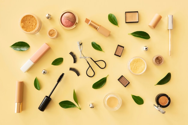 Productos de maquillaje en el escritorio