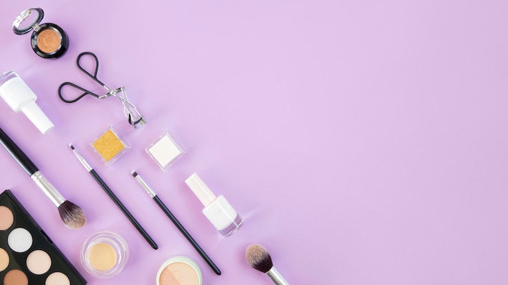 Foto gratuito productos de maquillaje de espacio de copia