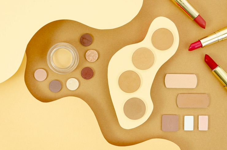Foto gratuito productos de maquillaje femenino sobre fondo beige