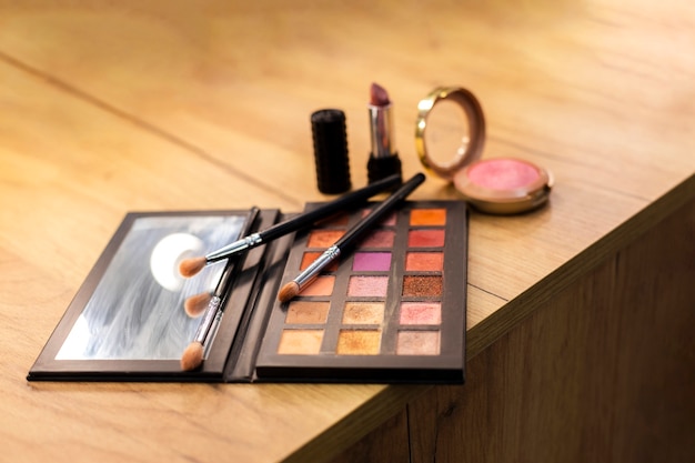 Productos de maquillaje con pinceles