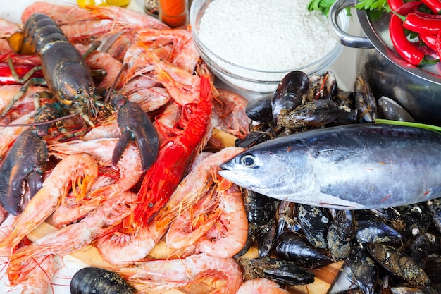 productos marinos crudos y condimentos en la cocina