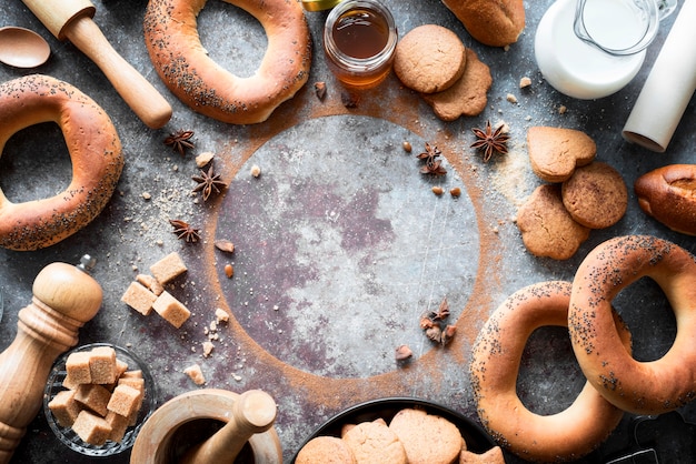 Foto gratuita productos de panadería de vista superior con terrones de azúcar morena