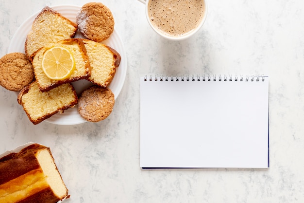 Productos de pastelería cerca de un cuaderno