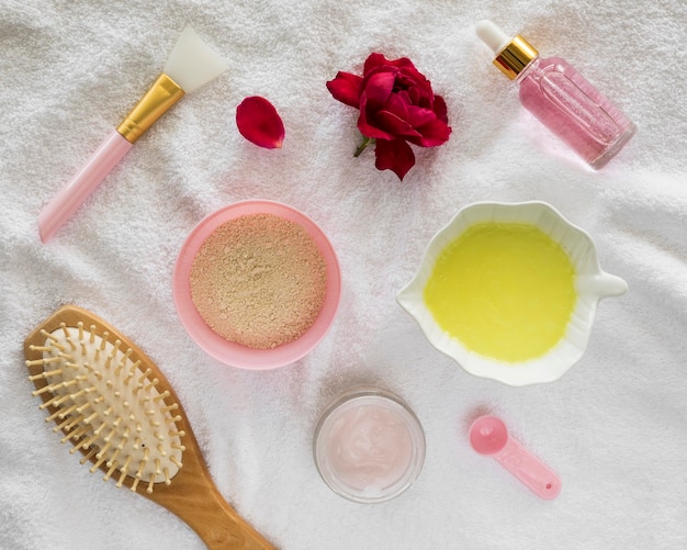 Productos de rosas y concepto de tratamiento de spa con cepillo