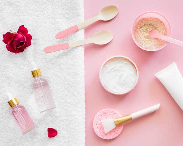 Productos de rosas y concepto de tratamiento de spa con pincel de maquillaje