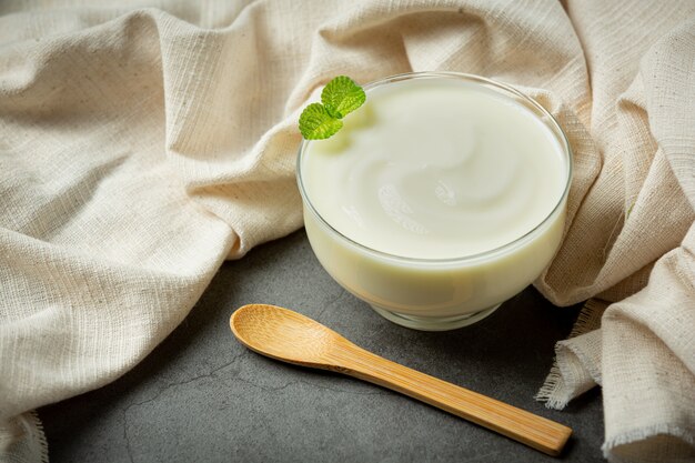 Productos de yogur de aguacate y aguacate hechos de aguacate Concepto de nutrición alimentaria.