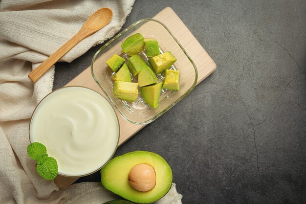 Productos de yogur de aguacate y aguacate hechos de aguacate Concepto de nutrición alimentaria.