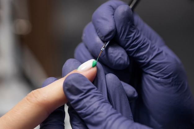 Foto gratuita profesional del arte de las uñas trabajando en las uñas de los clientes