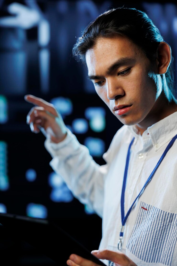 Foto gratuito profesional en el centro de datos con tableta
