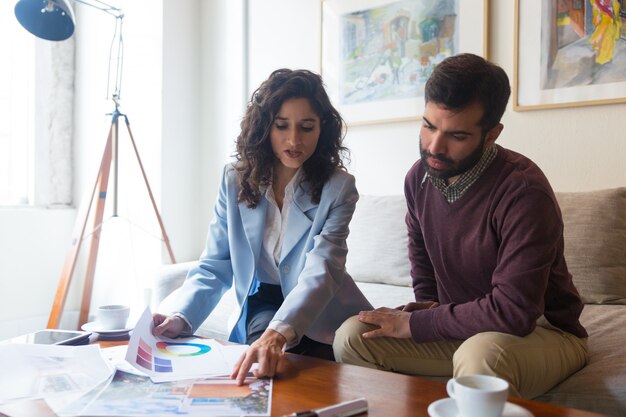 Profesional de diseño enfocado presentando proyecto de renovación