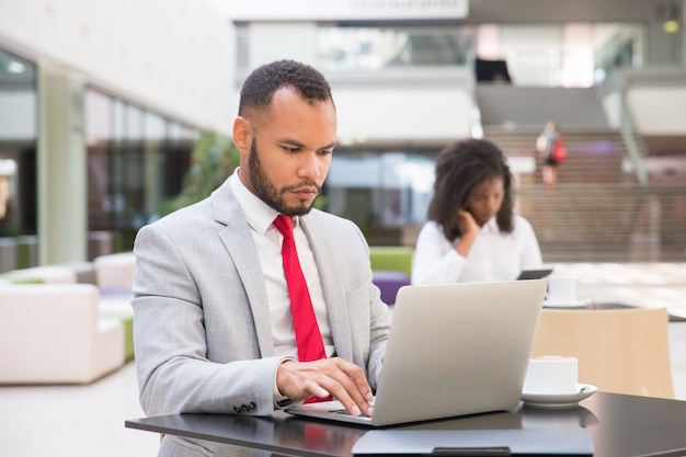 Profesional de negocios enfocado trabajando en proyecto