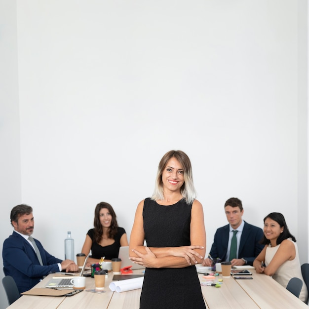 Foto gratuita profesional de negocios con espacio de copia