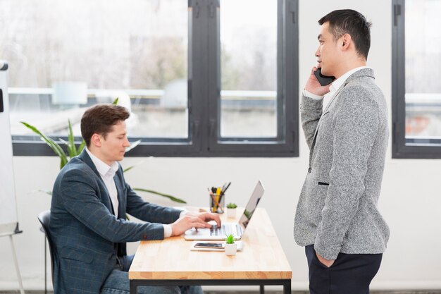 Profesionales adultos trabajando juntos en el proyecto.