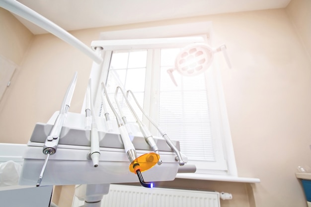 Foto gratuita profesionales herramientas de dentista en la oficina dental.