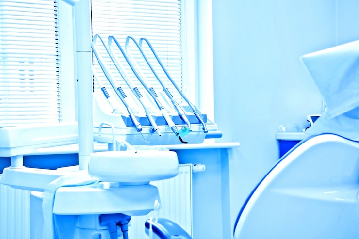Foto gratuito profesionales herramientas de dentista en la oficina dental.
