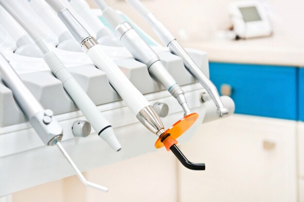 Profesionales herramientas de dentista en la oficina dental.