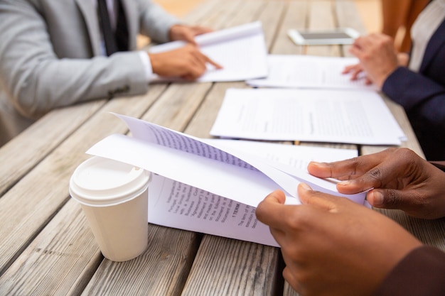 Foto gratuita profesionales de negocios que leen el texto del acuerdo