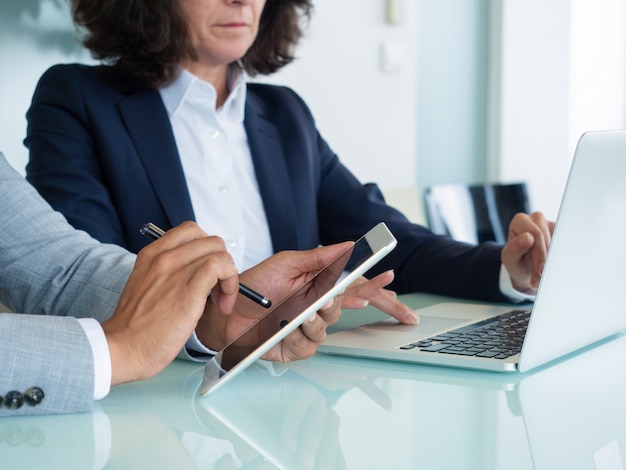 Foto gratuita profesionales de negocios revisando informes