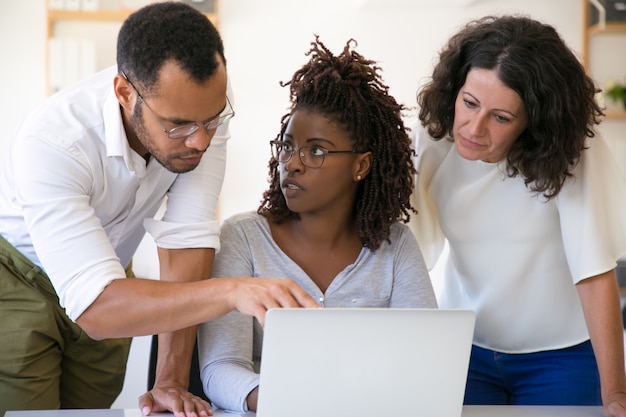 Profesionales que explican los detalles del software corporativo.