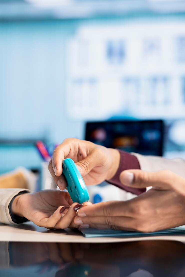 Foto gratuito profesionales de la salud que comprueban los niveles de glucosa en pacientes diabéticos