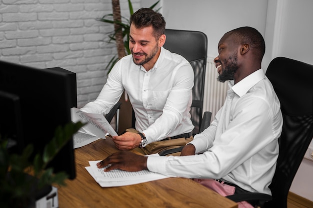 Foto gratuita profesionales trabajando juntos en la oficina