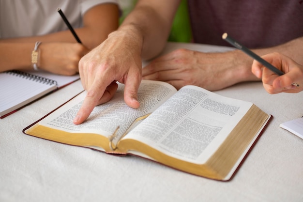 Profesor de alto ángulo con biblia en la escuela.