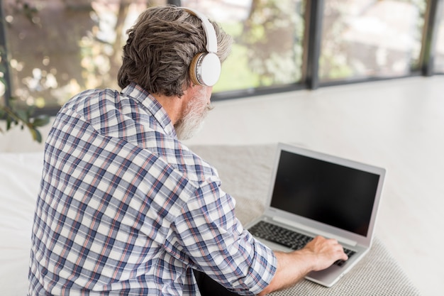 Foto gratuita profesor de alto ángulo usando laptop