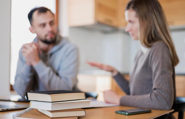 Profesor y alumno en casa en una sesión de tutoría