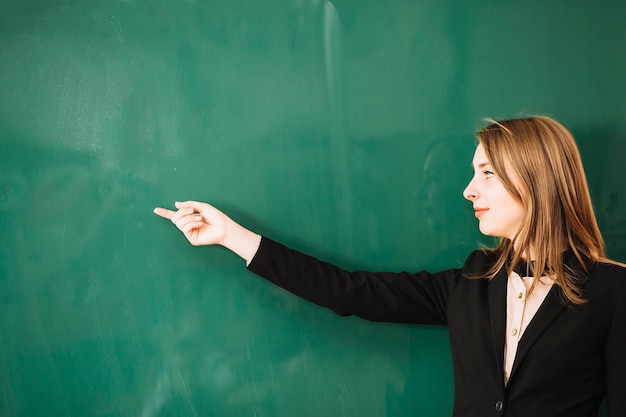 Foto gratuita profesor apuntando el dedo a bordo