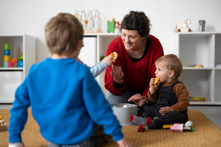 Foto gratuito profesor ayudando a los niños a aprender el método montessori