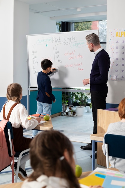 Foto gratuita profesor con clase de inglés