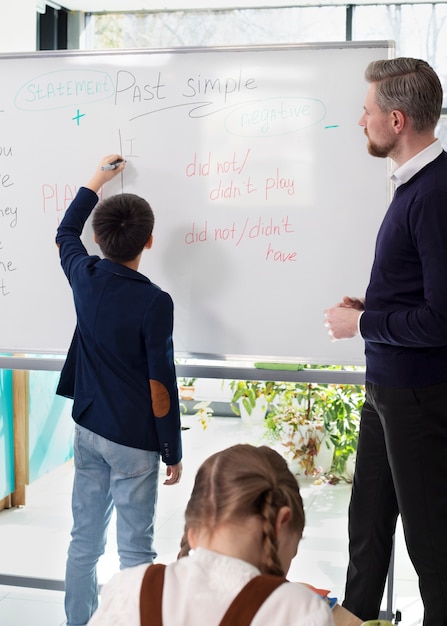 Foto gratuita profesor con clase de inglés