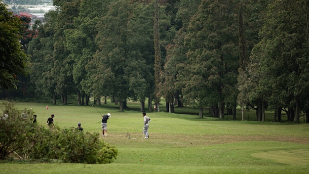 El profesor enseña a los niños a jugar al golf. Bali. Indonesia