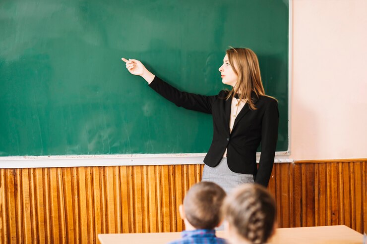 Foto gratuito el profesor explica algo al alumno