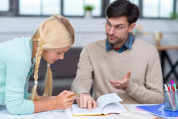 Foto gratuita profesor explicando la lección