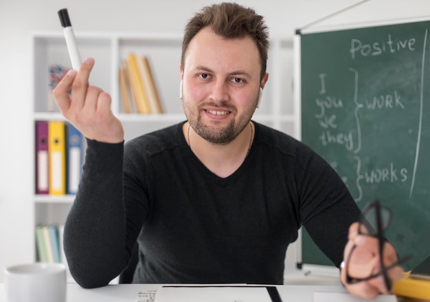 Profesor haciendo una lección de inglés en línea para sus alumnos.