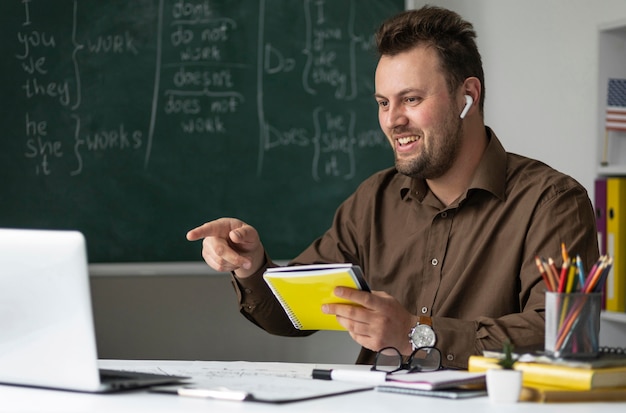 Profesor haciendo una lección de inglés online