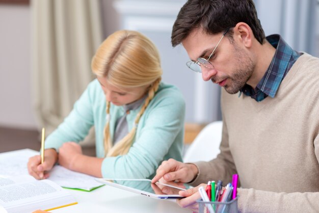 Profesor y joven estudiante aprendiendo desde casa