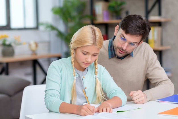 Profesor y joven estudiante aprendiendo nuevas lecciones