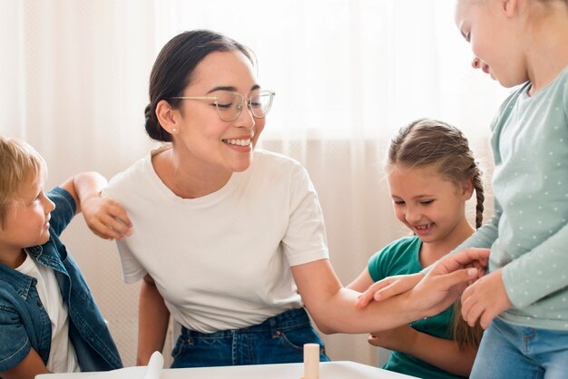 Profesor jugando con niños en el interior