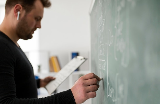 Profesor masculino haciendo una lección de inglés en línea para sus alumnos