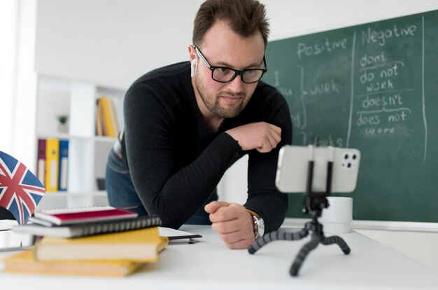 Profesor masculino haciendo una lección de inglés en línea para sus alumnos