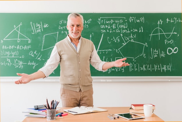 Profesor de matemáticas sonriente saludo auditorio