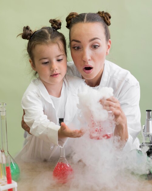 Profesor con niña en laboratorio