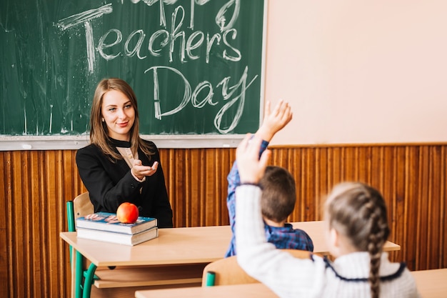 Foto gratuita profesor preguntando a los alumnos